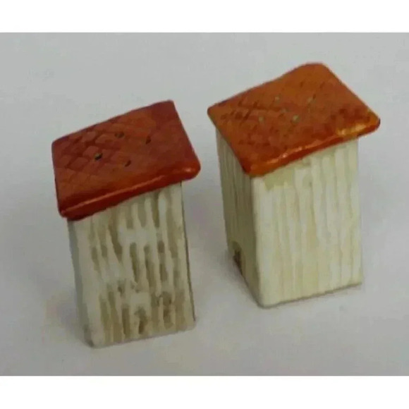 Vintage Porcelain Salt And Pepper Shaker C I'm full Of S&P Outhouse Decor 2.5" - Picture 3 of 4